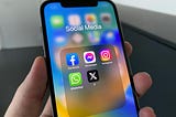iPhone displays Social Media App-Icons