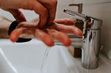 Una persona lava sus manos con vehemencia ante el miedo de contagio por COVID
