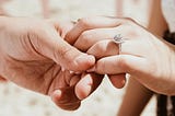 碰上硬釘子後，去跟I-PRIMO的店員學習挑選鑽戒～