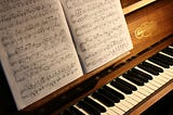 如何有效地在線學習鋼琴：初學者的技巧和竅門