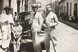 Oficial de la FAV Alfredo Izarra Avendaño frente a la casa paterna en Lagunillas de Mérida