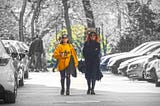 Chicas caminando entre coches