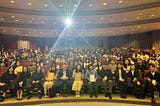 ▲ 兩位講者和參與學生進行大合照
