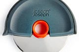 joseph-joseph-disc-easy-clean-pizza-wheel-1