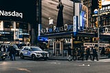 Що таке Американська фондова біржа — NASDAQ, як розпочати торгувати та інвестувати в акції NASDAQ? У США є три основні біржі. NASDAQ — одна з них. Ця біржа є другою найбільшою біржею у світі після Нью-Йоркської фондової біржі (NYSE) з ринкової капіталізації компаній, які торгують у ньому. Також біржа NASDAQ має найвищий обсяг електронних торгів порівняно з іншими біржами світу.