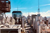 Vista da Avenida Paulista do alto de um edifício