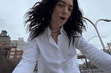🎵 Lorde Finds Her Way Back