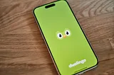 An image of the loading screen from the popular language-learning app DuoLingo.