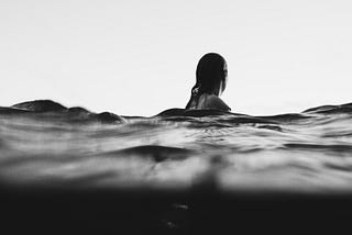 Surfer anticipates the approaching wave