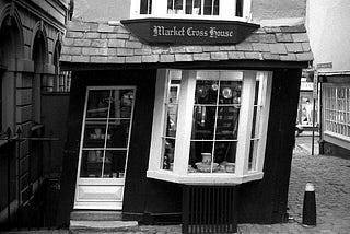 Uma lojinha meio torta para a direita.