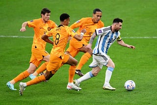 O jogador Lionel Messi é cercado por vários marcadores durante jogo da Argentina.
