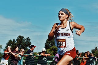 Female long-distance runner. Dash.