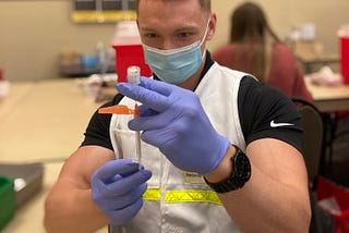 Shayne McKee UF College of Pharmacy Student Drawing up Pfizer COVID Vaccine (Twitter Facebook LinkedIn)