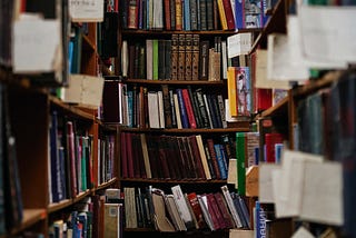 Entre los estantes de una librería