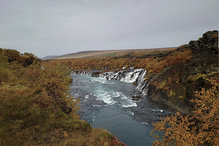 冰島旅遊攻略：熔岩瀑布 Hraunfossar 體驗瀑布群的壯闊