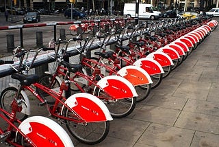 A row of reusably city bikes. Photo courtesy of Carlos Pernalete Tua via Pexels