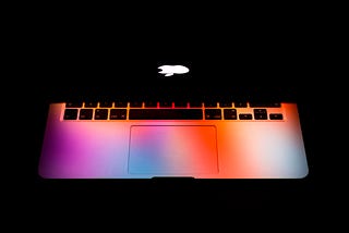 Ein halb geöffnetes Laptop mit leuchtendem Monitor