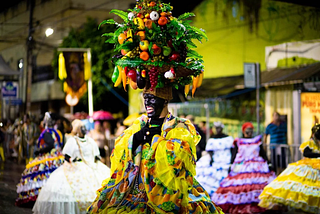 Tradição do negrume do Maracatu versus demanda social