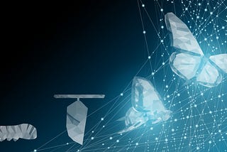 A imagem mostra uma representação digital do ciclo de transformação de uma borboleta, simbolizando evolução e metamorfose. No canto esquerdo, há uma figura geométrica que lembra uma lagarta; ao lado, um casulo pendurado; em seguida, uma borboleta parcialmente emergindo; e por fim, à direita, uma borboleta totalmente formada com asas abertas. Todas as figuras são construídas em formas triangulares facetadas e têm tons de cinza-azulado metálico. O fundo é um degradê azul escuro.