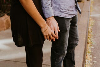 Mengapa Perempuan Lebih Tertarik pada Pria Matang?