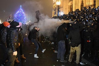 Árnyékba vonult a Parlament, Tescos Napóleon, Popcorn Churchill, dobok, dudák, Soros is ott…