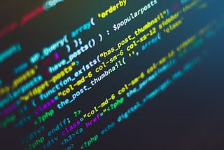 Pantalla de ordenador en la que se ve código informático escrito en diferentes colores
