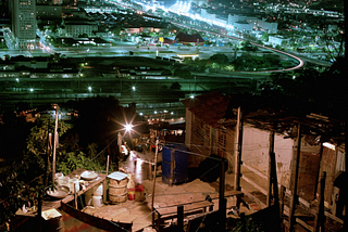 Favela x Asfalto a noite por Mauricio Hora via Flickr, CC BY-NC-SA 2.0