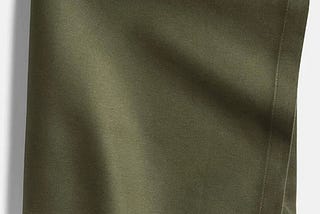 crate-and-barrel-aspen-organic-cotton-napkin-burnt-green-1