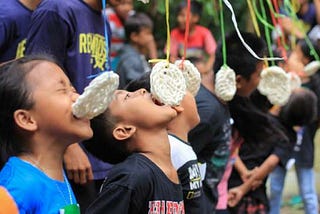 MAKNA FILOSOFIS DI BALIK LOMBA MAKAN KERUPUK