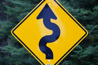 Slalop road sign that indicates drivers how to manouver