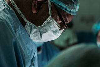 A doctor carefully performs an organ transplant procedure, utilizing advanced artificial organs and tissue engineering technologies to enhance patient health and well-being.
