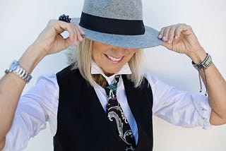 Chica con sombrero y corbata