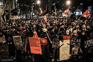 Autodefesa popular durante ato do Sindicato Estadual dos Profissionais de Educação do Rio (Sepe), em outubro de 2013.