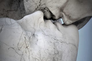 statues  kissing. 10 little things to make your relationship strong.