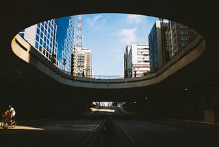 Visão da avenida Paulista a partir do túnel que dá acesso a ela a partir da Consolação.