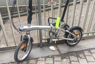 “Existe-t-il une bonne manière d’attacher mon vélo?”