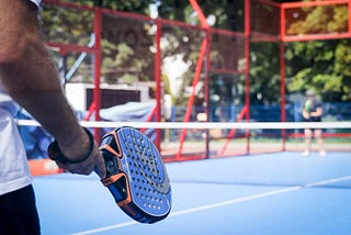 ¿En cuantas canchas juegan los jugadores de pádel?