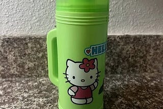 hello-kitty-dining-rare-green-2005-sanrio-hello-kitty-plastic-water-bottle-strap-drink-cup-bn-new-co-1