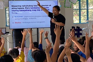 Picture of Fellow Hamiñia de Leon, or Hams, facilitates a Civic Education learning session with her learners at Paradise Heights, Balut, Tondo, Manila.