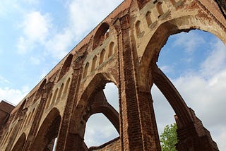 A Gorgeous Cathedral Ruin: Tartu Toomkirik|Estonia