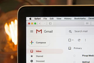 How does the Gmail unsubscribe button work?
