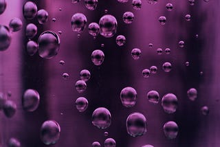 Dans des teintes violet foncé, des gouttes d’eau qui étrangement ne tombent pas, mais remontent vers le haut…