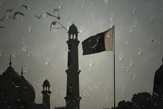 Photo of Lahor with Flag of Pakistan and Badshahi Mosque