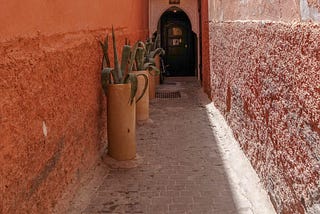 Morocco’s Blind Architecture: Deceptive Beauty Hidden Behind Every Wall