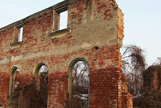 the runied remains of a building