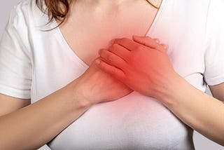 Este es el síntoma que padece el 40% de las mujeres un mes antes de sufrir un infarto