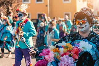 What Mardi Gras Dessert Reigns Supreme? The King Cake or the Pączki?