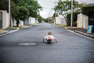 Buraco da Minhoca # 1 — As crianças gritam na rua