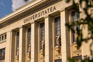 SURSE: Senatul Universității din București a aprobat. Tampoane și prezervative pentru studenți