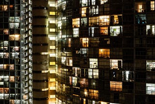 A fábrica de tristezas e o horizonte frouxo das cidades grandes